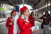 Flugbegleiterinnen mit Engelsflügeln warben letzten Samstag für ein Horwer Bestattungsunternehmen. (Bild: Werbeagentur Rockets.ch)