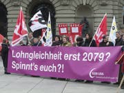 Lohngleichheit wird - wie hier an einer Kundgebung 2013 - am Frauenstreiktag aufs Tapet kommen. Sehr zu Recht, wie eine neue Studie des Bundesamts für Statistik zeigt. (Bild: Keystone/LUKAS LEHMANN)