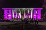 Gemeinsame Auftritte sind die grossen St.Galler Museen etwa von der Museumsnacht her gewöhnt (im Bild das aspeziell beleuchtete Historische und Völkerkundemuseum). Umso erstaunlicher ist, wie lange es gedauert hat, bis sie einen gemeinsamen Flyer herausgegeben haben. (Bild: Michel Canonica - 9. September 2018)