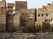 Die historische Altstadt von Sanaa mit ihren rund 8000 typischen Mehrstock-Häusern gehört seit 1986 zum Unesco-Weltkulturerbe. (Bild: KEYSTONE/EPA/YAHYA ARHAB)