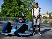 Sébastien Buemi posiert vor seinem E-Boliden am Berner Bärengraben vor der Kullisse der Berner Altstadt. (Bild: KEYSTONE/ANTHONY ANEX)