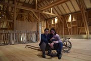 Daniel und Barbara Bauer in der Scheune des Hagschnurer Hofs. (Bild: Evi Biedermann)