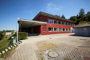 Das Schulhaus Mühlematt in Gisikon – die Gemeinde braucht mehr Schulraum. (Bild: Jakob Ineichen, 12.08.2018)