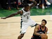 Eric Bledsoe von den Milwaukee Bucks feiert mit seinem Team einen Auftaktsieg zum Auftakt der NBA-Playoff-Halbfinals gegen die Toronto Raptors (Bild: KEYSTONE/EPA/AARON GASH)