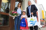 Gülsüm Kara und ihre Tochter Hazal nehmen die Präsente von Stadtpräsident Thomas Niederberger entgegen. (Bild: PD)