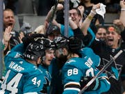 Die San Jose Sharks bejubeln einen umstritten zu Stande gekommenen Playoff-Sieg bei den St. Louis Blues (Bild: KEYSTONE/FR171606 AP/JOSIE LEPE)