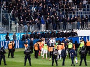 Nicht einmal die Spieler des Grasshopper Clubs vermochten die Horde pöbelnder Fussballfans am vergangenen Sonntag zu besänftigen. Nun hat der FC Luzern, in dessen Stadion das Spiel stattfand, Strafanzeige eingereicht. (Bild: KEYSTONE/STR)