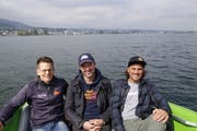 Daniel Schmidli, Dario Aemisegger und Robert Veronik (von links) gaben auf dem Boot einen Einblick in das neue Programm der Strandfestwochen. (Bild: Ines Biedenkapp)