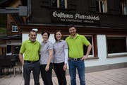 Wisi und Rita Inauen haben den Betrieb im Berggasthaus Plattenbödeli an Sohn Alois (rechts) übergeben, der ihn mit Partnerin Manuela Sager führt. Bild: Karin Erni