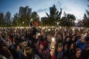 Demonstranten versammelten sich auch am Mittwoch vor dem Bauzaun der geplanten Kathedrale. Bild: Anton Basanayev/AP (Jekaterinburg, 15. Mai 2019)
