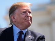 US-Präsident Donald Trump hat am Mittwoch per Dekret der US-Regierung umfassende Möglichkeiten eingeräumt, gegen ausländische Telekom-Unternehmen vorzugehen. (Bild: KEYSTONE/EPA UPI POOL/KEVIN DIETSCH / POOL)
