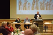 Präsident Edwin Dudli (stehend) informiert die Mitglieder des HEV Uzwil und Umgebung über die geplante Fusion. (Bild: Tobias Söldi)
