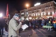 Gianni Frizzo, Sprecher der Werkstätte Bellinzona, während eines Informationsanlasses des Komitees gegen den Abbau im Jahr 2016. (KEYSTONE/Ti-Press/Pablo Gianinazzi)