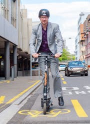 Der Zuger CVP-Stadtrat auf einem E-Trottinett von Flash (Bild: z.V.g.)