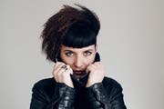 «Ich bin ein sehr rastloser Mensch», sagt die Musikerin Céline-Giulia Voser alias Cégiu.Bild: PD/Gian Marco Castelberg