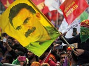 Ein kurdischer Demonstrant mit einer Öcalan-Fahne Mitte März in Istanbul. (Archivbild). (Bild: Keystone/AP/LEFTERIS PITARAKIS)