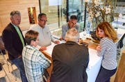 Ideen sammeln für ein CoWorking in Eschlikon. Gemeindpräsident Hans Mäder (links) und Gemeinderätin Isabelle Denzler (rechts) mit interessierten Eschliker Bewohnern. (Bild: Christoph Heer)