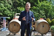 Aus der Kaverne gerollt: Stefan Hörner, seit 25 Jahren für den Bergwerk-Rebberg verantwortlich, kann den Jubiläumswein "Cuvée Barbara" präsentieren. (Bild: Jerry Gadient)