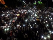 In Brasilien sind Zehntausende am Mittwoch auf die Strasse gegangen, um gegen die Bildungspolitik des derzeitigen Präsidenten zu protestieren. (Bild: KEYSTONE/EPA EFE/ANTONIO LACERDA)