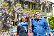 Karin Sauter und Daniel Stoll in der Gartenwirtschaft des «Löwen». (Bild: Donato Caspari)