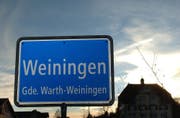 Die Ortseingangstafel von Weiningen, Gemeinde Warth-Weiningen. (Bild: Nana do Carmo)