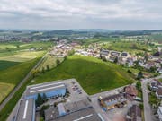 Die Gemeinde Tobel-Tägerschen hat das Kaufrecht für den Postacker erhalten. Die Parzelle befindet sich im Dorfzentrum zwischen Bahngleis und Hauptstrasse. (Bild: Olaf Kühne)