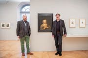 Samuel Reller und Matthias Wohlgemuth (rechts) rahmen ein Gemälde aus der Rembrandt-Schule ein. (Bild: Urs Bucher (St. Gallen, 3. Mai 2019)