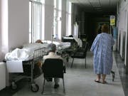Ein Patient im Erythros Stavros Spital in Athen wartet im Korridor auf ein Zimmer. Wegen Personalmangel in griechischen Spitälern und Lohnkürzungen streiken die Spitalangestellten. (Bild: Keystone/EPA/ORESTIS PANAGIOTOU)