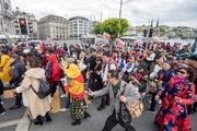 Touristen der 4'000 Personen grossen chinesischen Reisegruppe der Kosmetikfirma «Jeunesse Global» ziehen durch die Stadt Luzern (Bild: Urs Flüeler, Keystone, 13. Mai 2019)