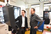 Roland Messmer, Betriebsleiter der Heberlein AG (links), und Patrick Buchmüller, Leiter der Abteilung Forschung und Entwicklung, sehen im Textilbereich wie auch in der Sparte Medizinaltechnik noch viel Entwicklungspotenzial für die Heberlein AG in Wattwil. (Bild: Urs M. Hemm, 02.05.2019)