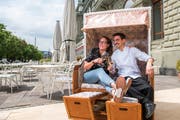 Wirtin Medea Gnes und Koch Roberto Colzani stossen auf die Eröffnung des «Riviera» an. (Bild: Dominik Wunderli, Luzern, 16. Mai 2019)