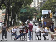 Studenten blockieren eine Strasse aus Protest gegen die Erhöhung der Studiengebühren in Caracas. (Bild: Keystone/AP/MARTIN MEJIA)