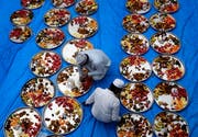 Speisen werden vorbereitet, bevor das Fastenbrechen beginnt. Bild: Rajanish Kakade/AP (Mumbai, 16. Mai 2019)