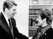 Sie nannte ihn «warmherzig», er sie «charming»: Die erste Schweizer Bundesrätin Elisabeth Kopp am 9. November 1987 mit US-Präsident Ronald Reagan im Oval Office. (Bild: Keystone/TIM CLARY)