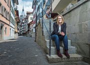 «Ich habe mich gut eingelebt», sagt Patrizia Hofstetter, hier in der Zuger Altstadt. (Bild: Stefan Kaiser, Zug, 16. Mai 2019)