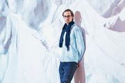 Der Obwaldner Künstler Moritz Hossli vor einem seiner Gletscherbilder. (Bild: Colin Frei)