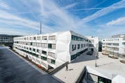 Die markante Mobilfunkantenne auf dem Dach der Uni Luzern (hier in einer früheren Aufnahme) wurde dieses Jahr auf den neusten Standard G5 aufgerüstet. (Bild Roger Grütter)