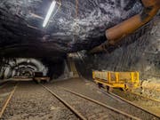 Blick in das stillgelegt Bergwerk am Gonzen. Jedes Jahr erleben rund 10'000 Besucher den einstigen Arbeitsalltag im Stollen. (Bild: Bergwerk Gonzen)