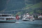 Das Dampfschiff Stadt Luzern kreuzt vor Beckenried die «Winkelried». (Bild: Dominik Wunderli, 6. Juni 2018)