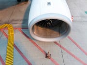 Turbinen sind vor dem Start oft schon im Leerlauf, wenn das Flughafenpersonal das Flugzeug belädt. Dabei entsteht Feinstaub, der die Gesundheit langfristig beeinträchtigen kann, wie eine neue Studie zeigt. (Bild: KEYSTONE/CHRISTIAN BEUTLER)