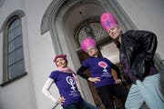 Protest in pink: Für mehr Rechte von Frauen in der katholischen Kirche setzen sich Heidi Behringer-Bachmann (Katholischer Frauenbund Aargau), Vroni Peterhans, Vizepräsidentin des Schweizerischen Katholischen Frauenbundes und Susanne Andrea Birke vom Aargauer Streikkomitee ein (von links). Bild: Pius Amrein (Stetten, 3. Mai 2019)