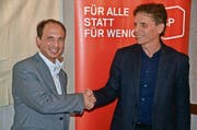 Freute sich in Rothenthurm über die Nomination: SP-Ständeratskandidat Michael Fuchs (links), der von SP-Präsident Andreas Marty Gratulationen entgegennimmt. (Bild: Jürg Auf der Maur)