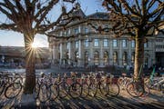 Die Bahnhofstrasse in Luzern. Hier werden jeweils hunderte Velos parkiert. Dank einer Velostation sollen sie in den Untergrund verschwinden. (Bild Pius Amrein, 4. Januar 2019)