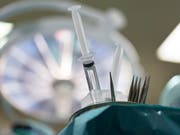 Eine Ärztin in Dietikon setzte bei Patienten die Spritze an, ohne die nötigen Bewilligungen dafür zu haben. (Bild: KEYSTONE/GAETAN BALLY)