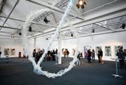 Verweist auf Geschlechterrollen: die raumhohe Skulptur «lovelove» von Sussi Hodel in der Shedhalle. (Bild: Stefan Kaiser, Zug. 11. Mai 2019)