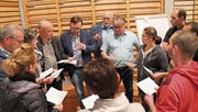 In Gruppen übten die Teilnehmenden, wie nach innen und nach aussen richtig kommuniziert wird. In der Bildmitte auch Medienprofi Ralf Dietsche, Krisenbewältigungsexperte Peter Gut und Martin Stieger von der Suchtpräventionsgruppe «alles klar». Zu dieser gehört auch Angelo Bont, hier auf dem Bild hinten rechts zu sehen. (Bild: Cécile Alge)