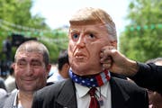 Bei einer Demonstration im Iran wird US-Präsident Donald Trump aufs Korn genommen. (Bild: AP Photo/Ebrahim Noroozi, Teheran, 10. Mai 2019)