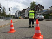 Dieser Teil der Bahnhofstrasse in Herisau war am Freitag während Stunden abgesperrt, weil sich ein Mann in einem Haus verschanzt hatte. Er drohte, sich selbst etwas anzutun. Die Polizei konnte ihn davon abhalten. (Bild: Keystone-SDA/Silvia Minder)