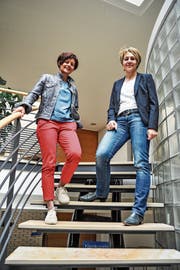 Noch bis Ende Monat eine ihrer politischen Wirkungsstätten: Cornelia Hasler und Sabina Peter Köstli auf der Treppe des Aadorfer Gemeindehauses. (Bild: Olaf Kühne)