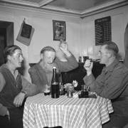 Stammtisch im Restaurant des Hotels St. Gotthard in Hospertal (UR), aufgenommen im Oktober 1951. (Bild: Keystone Archiv)